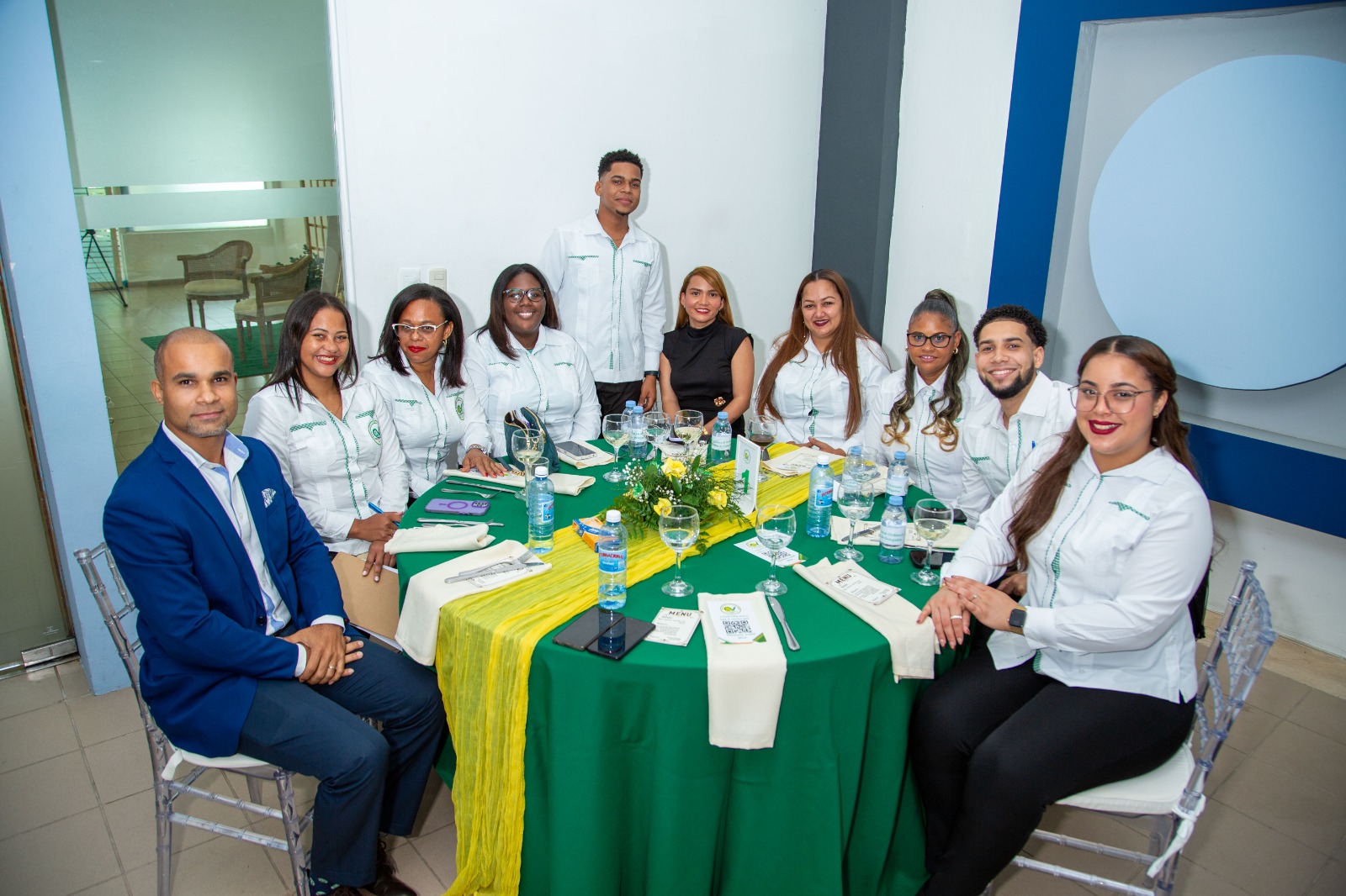 Profesionales de negocios estrechando manos en oficina moderna